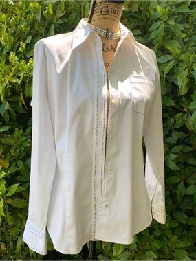 JONES NY 98% cotton white whipstitch accents ladies size medium shirt VVGUC